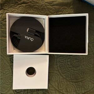 Oura Black Charging Cable with Round Organizer